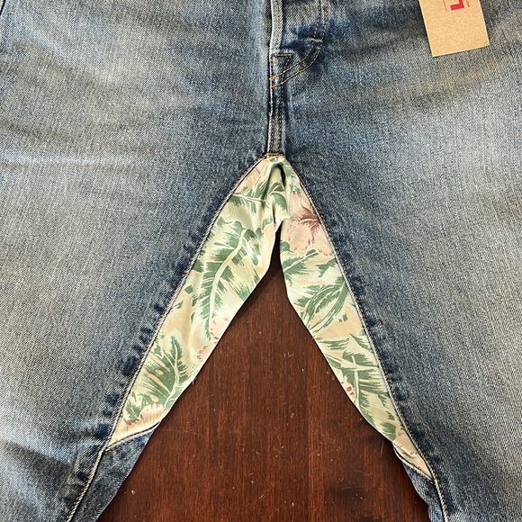 Levi’s Gusset Taper Jeans in Tropical Hibiscus Size 31x30 NWT - Picture 2 of 9